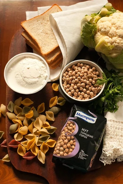 Паста с цветной капустой, нутом и сыром рикотта