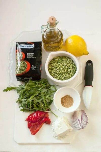 Салат из гороха, козьего сыра и кресс-салата (рукколы)