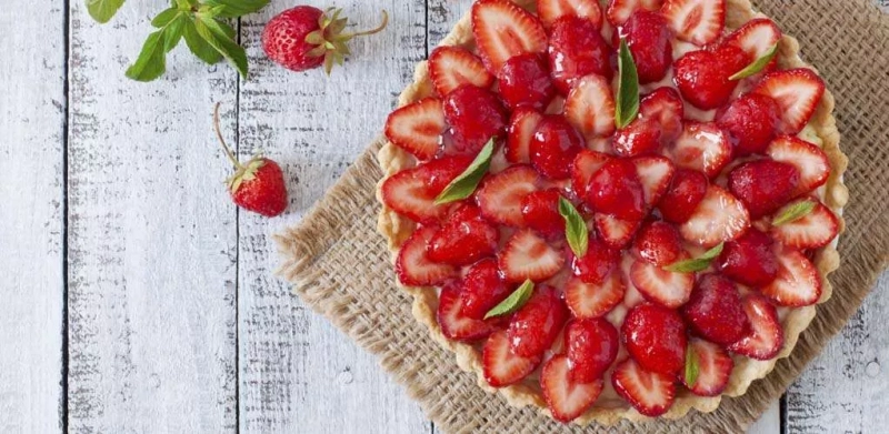 Веганский торт с клубничной начинкой