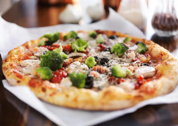 Пицца с брокколи на пите