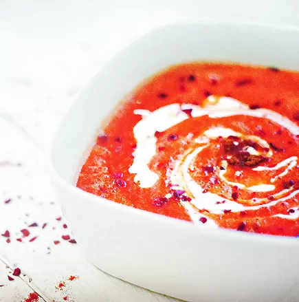 Крем-суп из запеченного перца с йогуртом из козьего молока